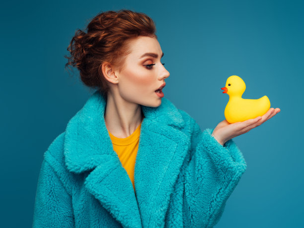 美女抱着橡皮鸭图片下载