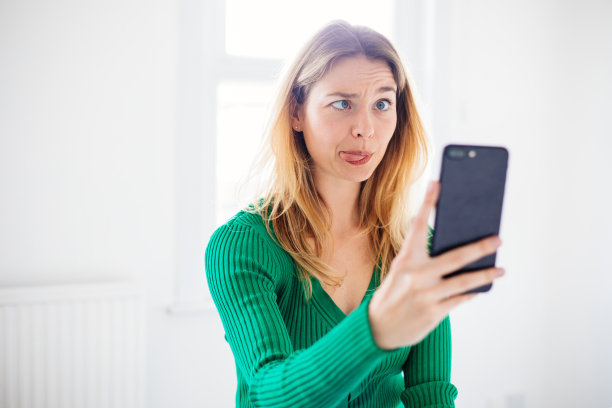 一名女子用视频电话打电话图片下载