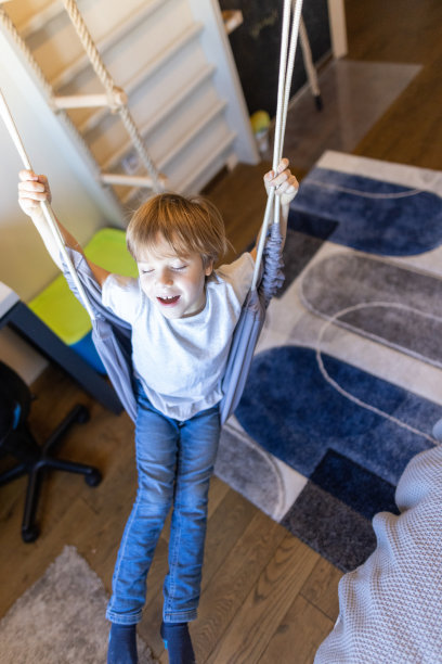 男孩在荡秋千图片下载