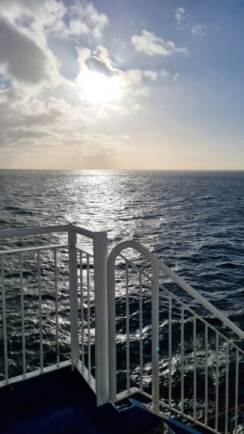 在一个阳光明媚的夏日，从客船甲板上俯瞰海景图片下载