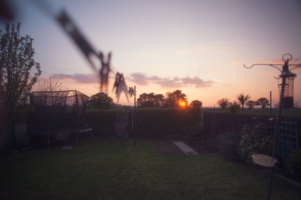 黄昏时的晾衣绳图片下载