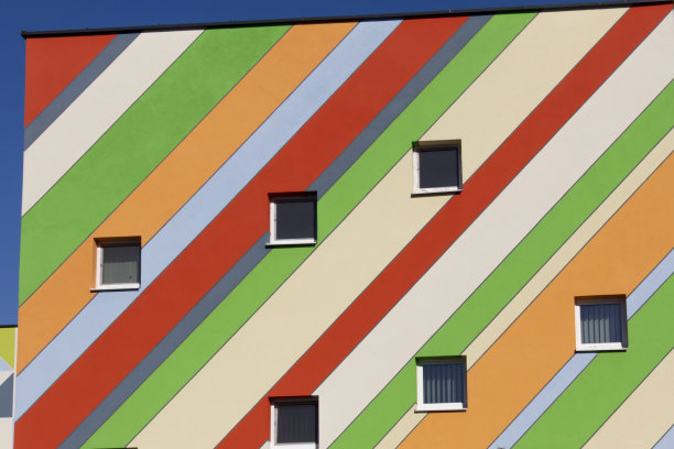 在晴朗无云的日子里，现代、明亮、多彩的建筑。图片下载