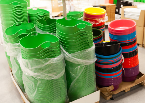 架子上的塑料桶。塑料容器图片下载