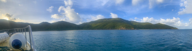 一个岛上的热带海滩图片下载