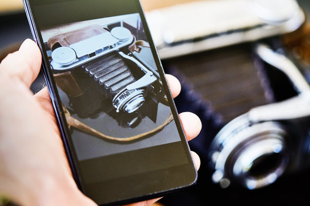 现代手机拍下了一个带风箱的古董折叠式测距相机图片下载