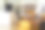 亚洲人用笔记本电脑在网上核对数字，销售初创企业、小企业主、电子商务概念，年轻女性则把物品打包运送给客户。图片下载