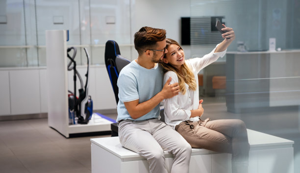 科技商店里一对幸福的夫妇自拍的照片。技术人员的社交媒体概念图片下载