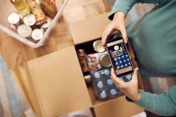 志愿者与食物和饮料合影。图片下载