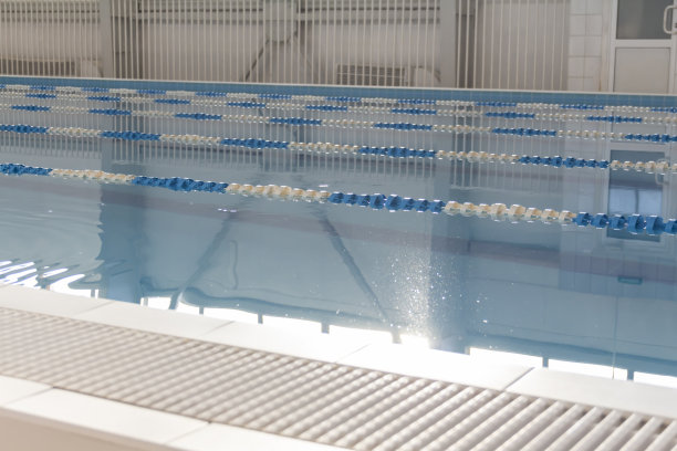 酒店有一个大游泳池，清澈的蓝色水，让人放松和放松。图片下载