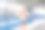 泳池里的一个男人用白毛巾擦身。图片下载