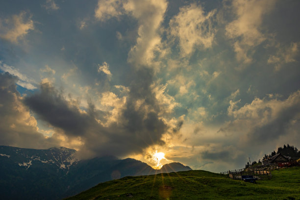 广角的观点，在日落和夏季的开始，在山上落下的太阳。俯瞰美丽的多云天空，多种颜色在橙色和浅蓝色之间变化，Val Chiarsò，弗留利威尼斯茱莉亚，意大利图片下载