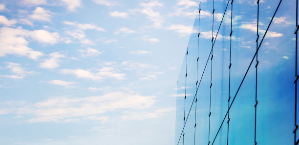 部分玻璃建筑以多云的蓝天为背景图片下载