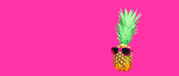菠萝与粉红色的太阳镜在粉红色的背景，彩色的香蕉图片下载