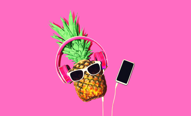 彩色时尚的菠萝图像，戴着无线耳机，用粉色背景的智能手机听音乐图片下载