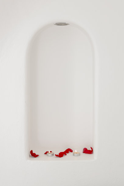 窗壁龛里的玫瑰花瓣和茶灯图片下载