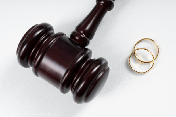 树木破碎的心形图案和法官锤子上的结婚戒指图片下载