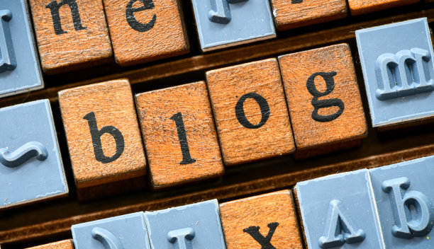 文字博客由木制字母排列。图片下载