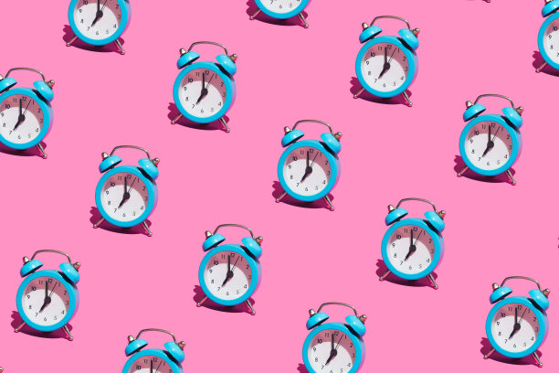 时尚的阳光夏天的图案与明亮的粉红色背景上的蓝色时钟。无缝模式，等距视图。夏天,早上的概念。图片下载