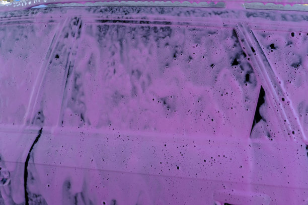 一个小型社区洗车店的细节。活跃的泡沫洗衣服图片下载