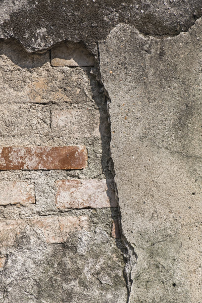 破旧建筑物内的旧抹灰砖墙图片下载