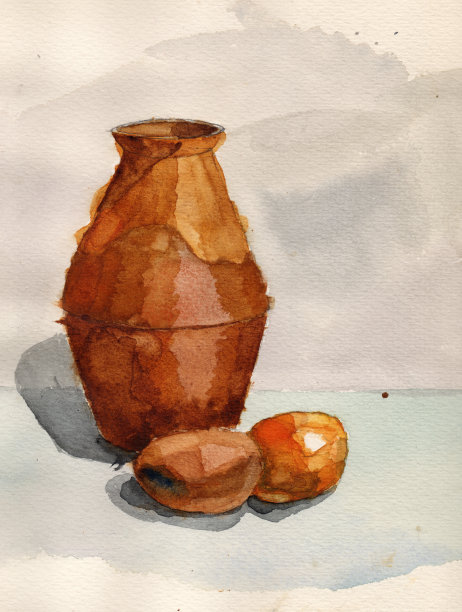 水彩静物与棕色釉面陶瓷罐，土豆和洋葱在垃圾灰色背景图片下载