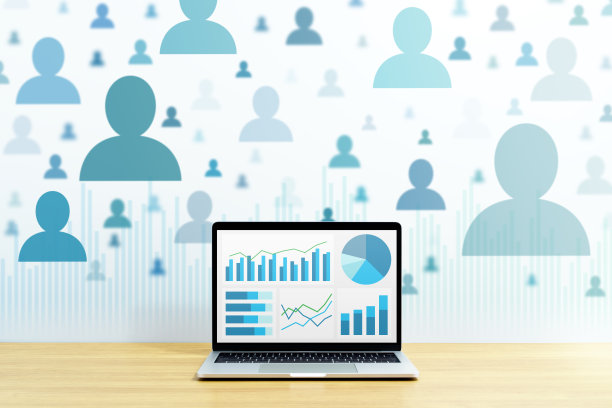 大数据分析和数据科学。许多蓝色的人图标和笔记本电脑。图片下载