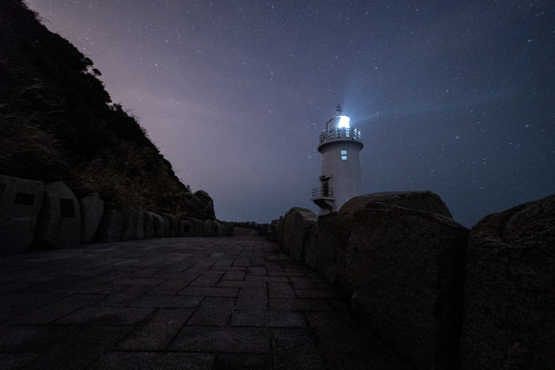 灯塔在晚上图片下载