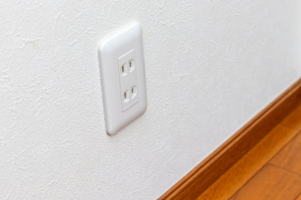 插座安装在靠近地板的墙上图片下载