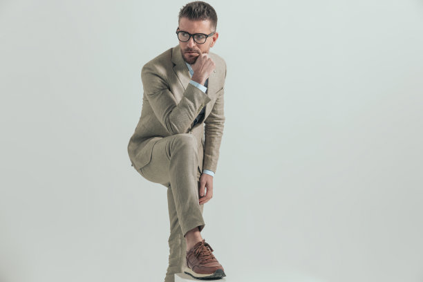 一个四十多岁的男人，戴着眼镜，沉思着，看向一边图片下载