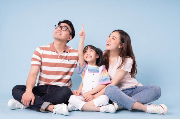 年轻的亚洲家庭背景的肖像图片下载