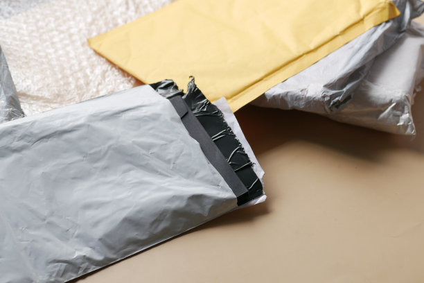 在颜色背景上关闭递送包裹图片下载