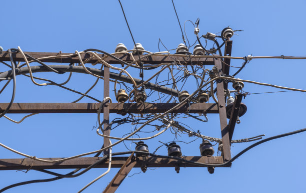 陈旧生锈的金属灯柱、电缆和绝缘体，图片下载