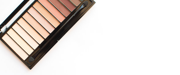 化妆调色板设置。专业的多色眼影调色板。化妆。专业多色眼影彩妆调色板背景。横幅。图片下载