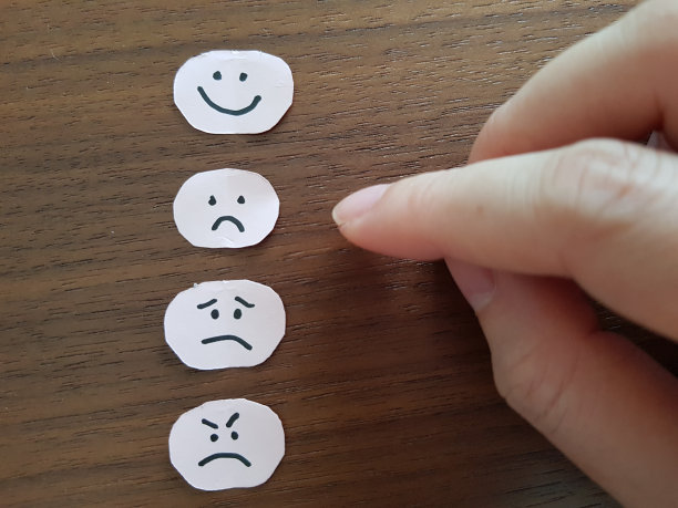 手指选择表情符号来代表当前的情绪图片下载