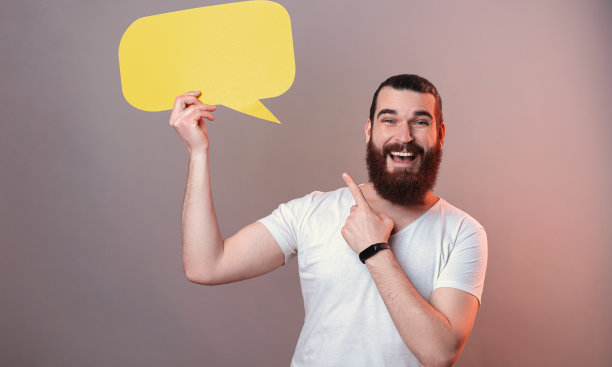 嘿，看看这个提议，年轻的大胡子笑着指着黄色的对话框。图片下载