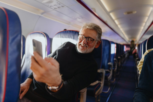 在飞机上用电话的人图片下载