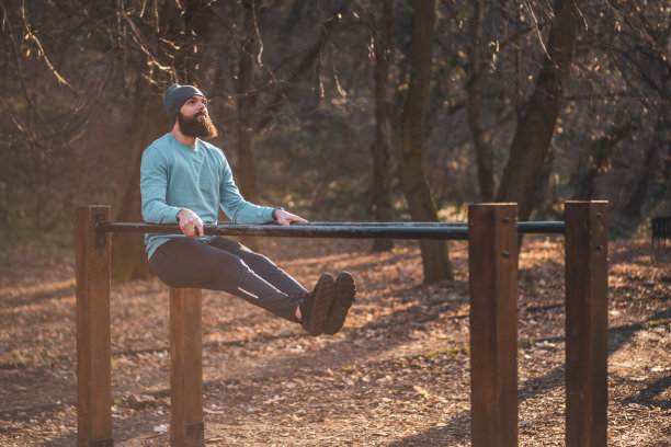 男人做俯卧撑图片下载
