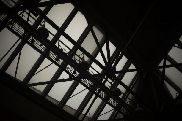 天窗。天花板采用钢结构。建筑物屋顶上的窗户开口。图片下载
