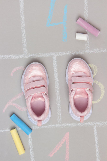 粉色运动鞋和跳房子游戏。俯视图平铺图片下载