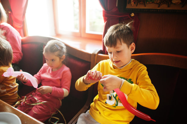 孩子们在生日聚会上把气球做成动物。图片下载