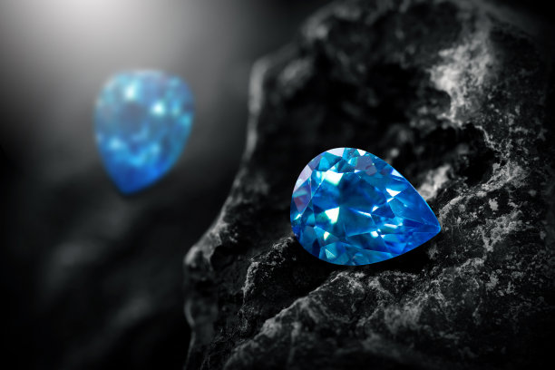 黑色煤炭背景上的蓝色蓝宝石图片下载