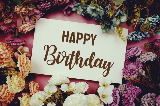 生日快乐字体与粉红色背景上的花框架文本图片下载