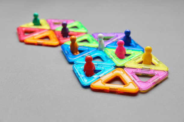 灰色背景上的三角形和不同颜色的小人。图片下载