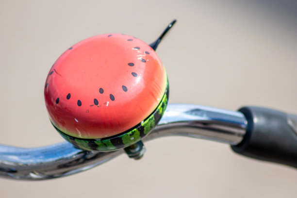 美丽的自行车铃，为骑行者和行人的道路交通提供安全保障，零排放，为环境保护和清洁空气提供可持续、无排放的出行选择图片下载