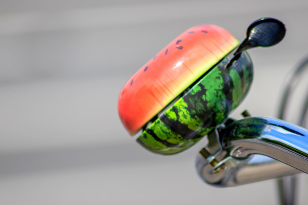 美丽的自行车铃，为骑行者和行人的道路交通提供安全保障，零排放，为环境保护和清洁空气提供可持续、无排放的出行选择图片下载