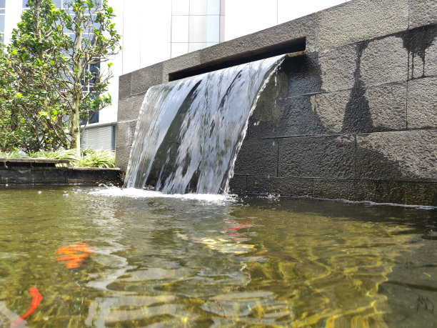 池塘中的瀑布图片下载