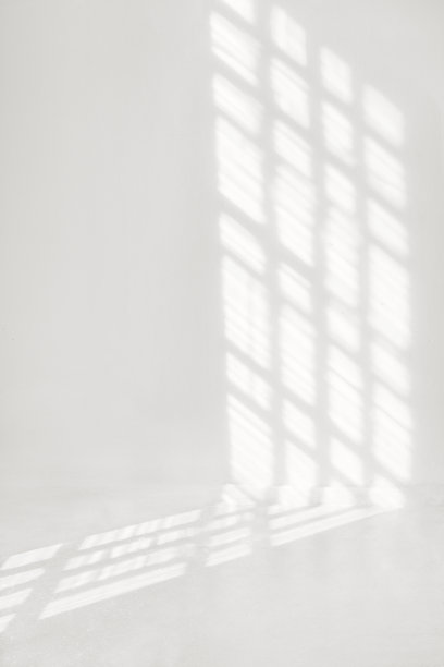 白色水泥墙上的窗框阴影。图片下载