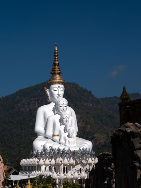 5尊白佛坐在山上图片下载