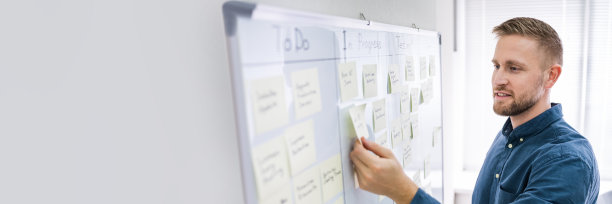 商人在便利贴上写字图片下载