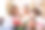 国际妇女节快乐。女儿和外孙女微笑着给祖母送花和礼物，在家庆祝春节母亲节图片下载